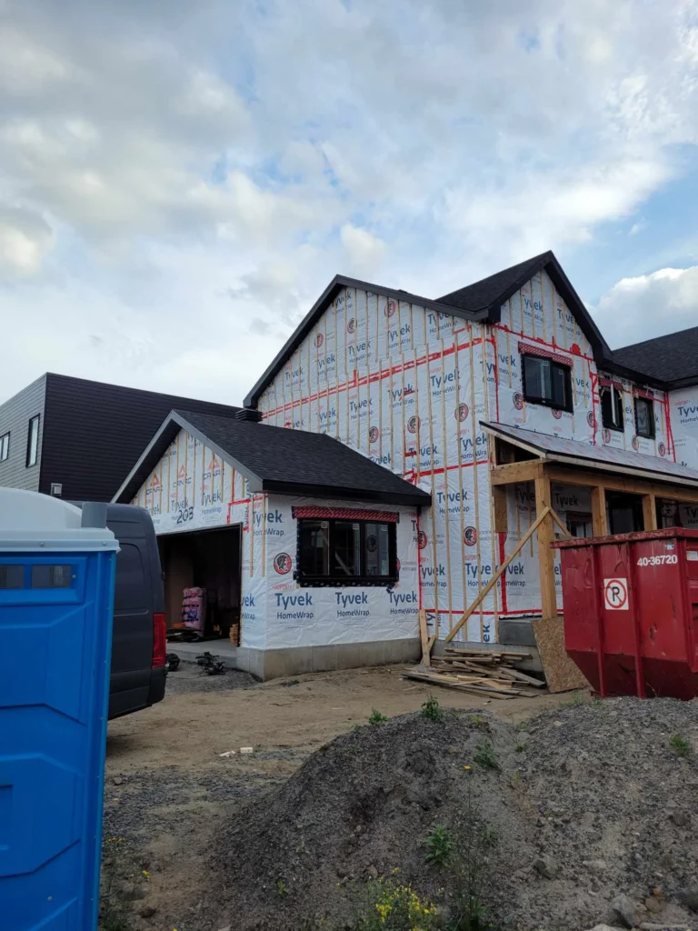 Maison en construction, murs recouverts de membrane pare-air.